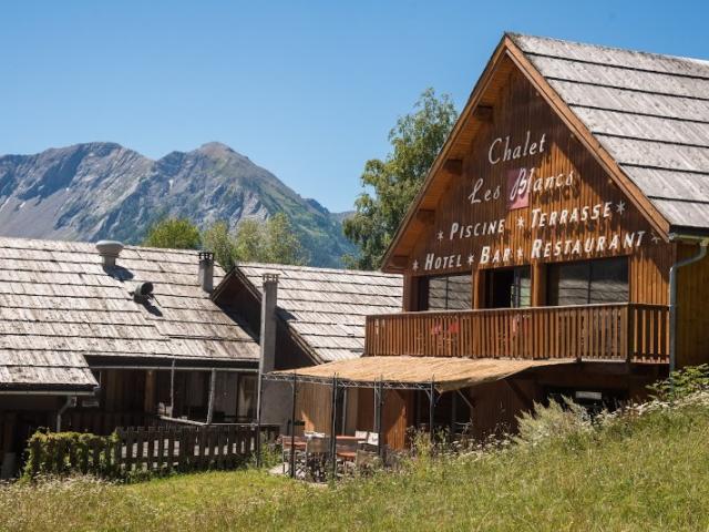 HÔTEL CHALET LES BLANCS à UVERNET-FOURS (04)